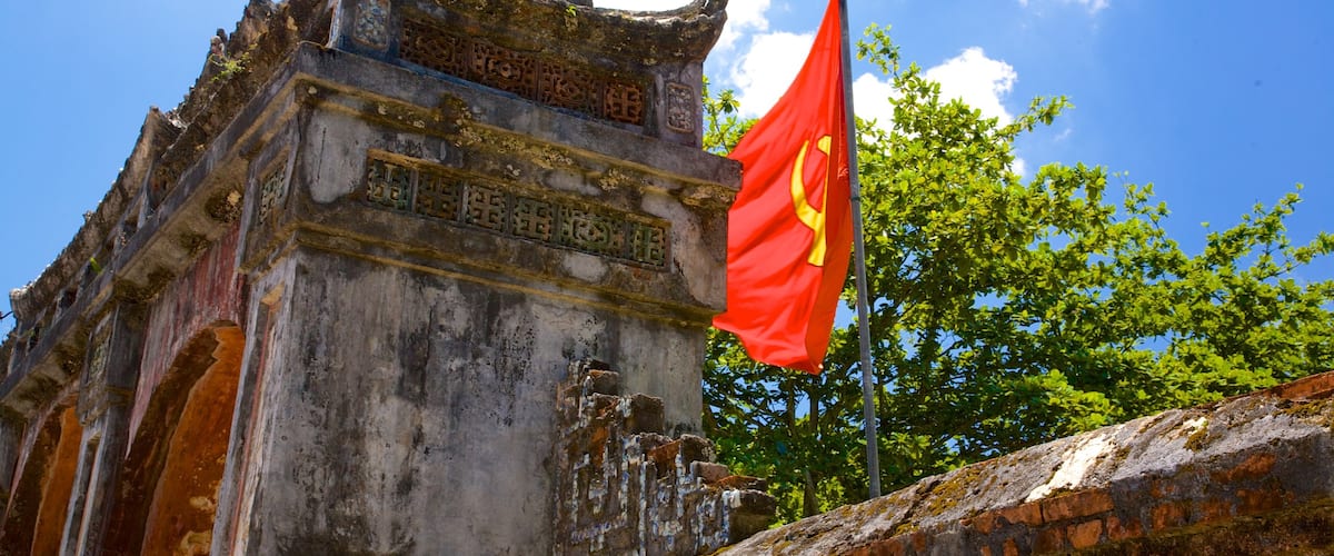 Minh Mangs grav presenterar ett tempel eller plats för dyrkan och en administrativ byggnad
