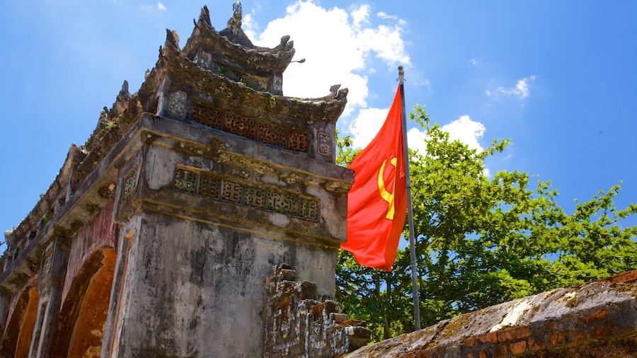 Tomb of Minh Mang showing a temple or place of worship and an administrative buidling