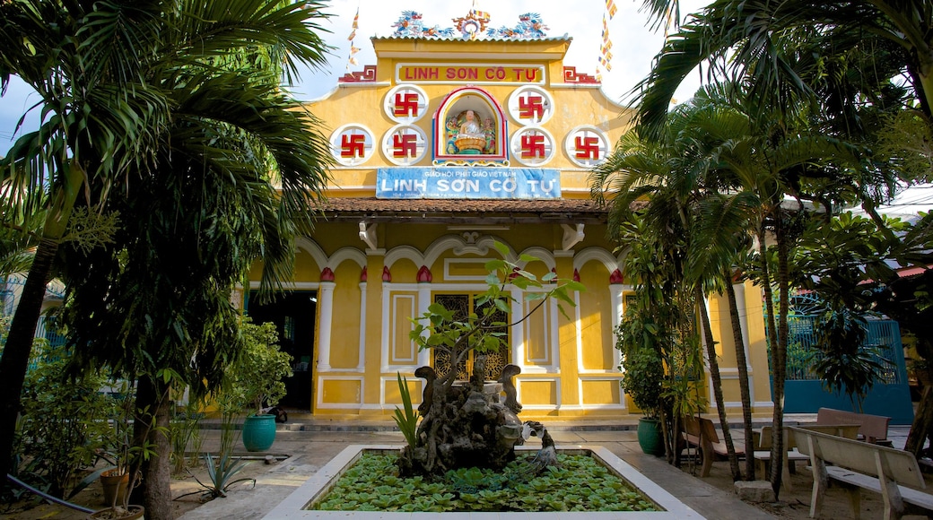 Linh Son Co Tu which includes a house