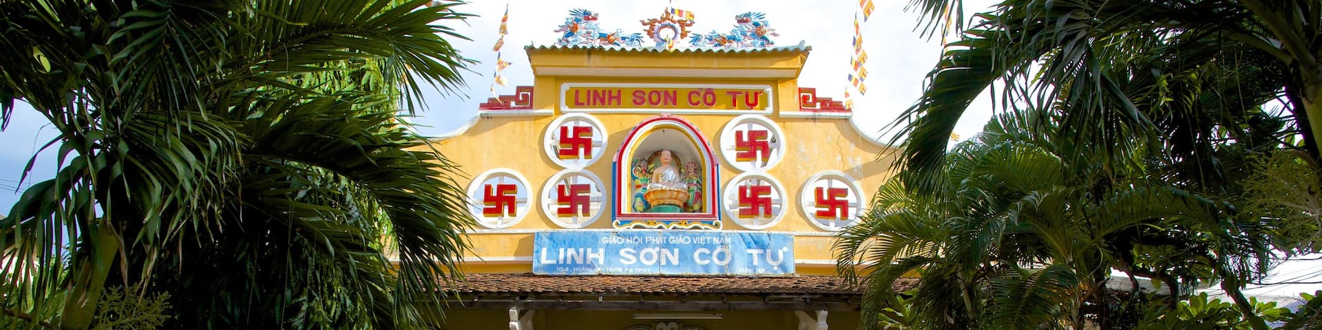 Linh Son Co Tu which includes a house