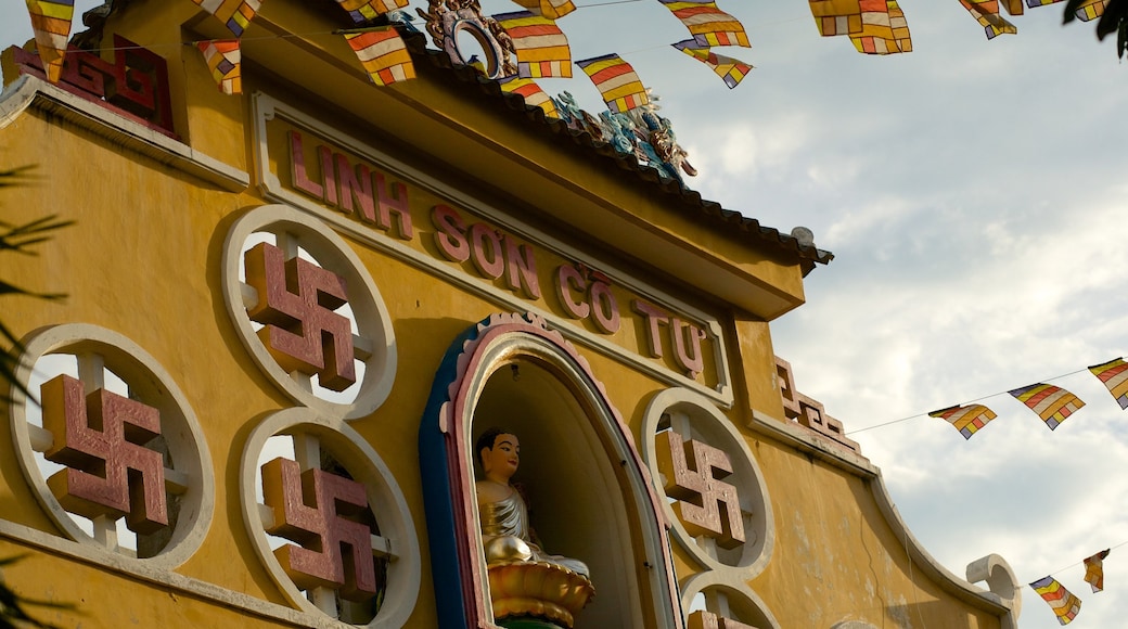 Linh Son Co Tu showing a temple or place of worship and religious elements