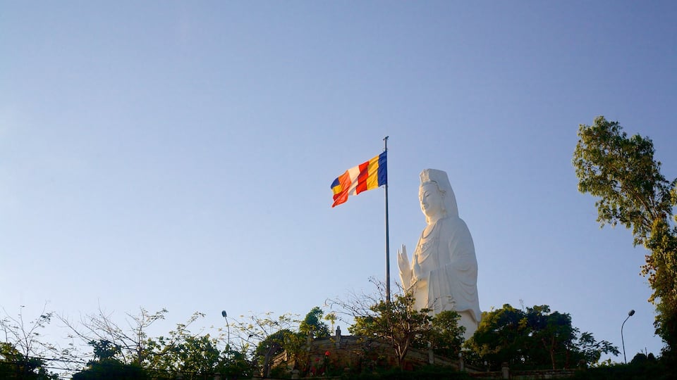 Montaña Sơn Trà mostrando una estatua o escultura