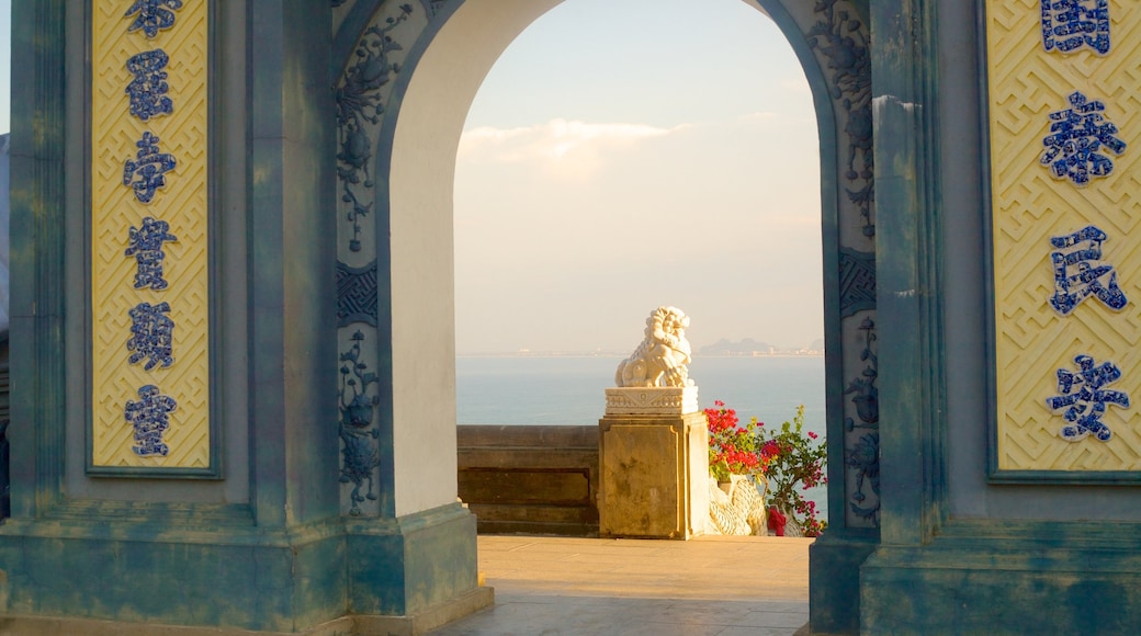 Son Tra Mountain showing heritage architecture and religious aspects