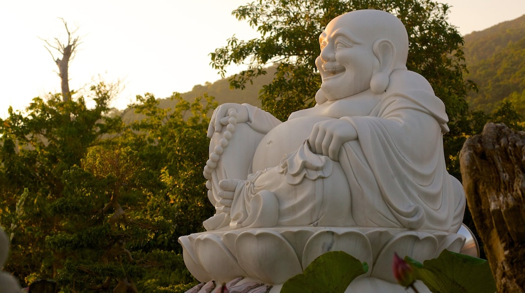 Son Tra Mountain caracterizando um jardim e uma estátua ou escultura