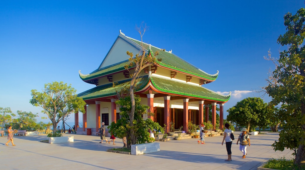 Son Tra Mountain showing a temple or place of worship