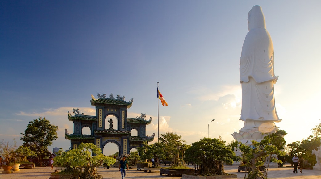 Son Tra Mountain caracterizando uma estátua ou escultura