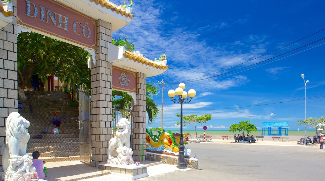 Templo de Dinh Co mostrando un templo o sitio de culto, arquitectura patrimonial y aspectos religiosos