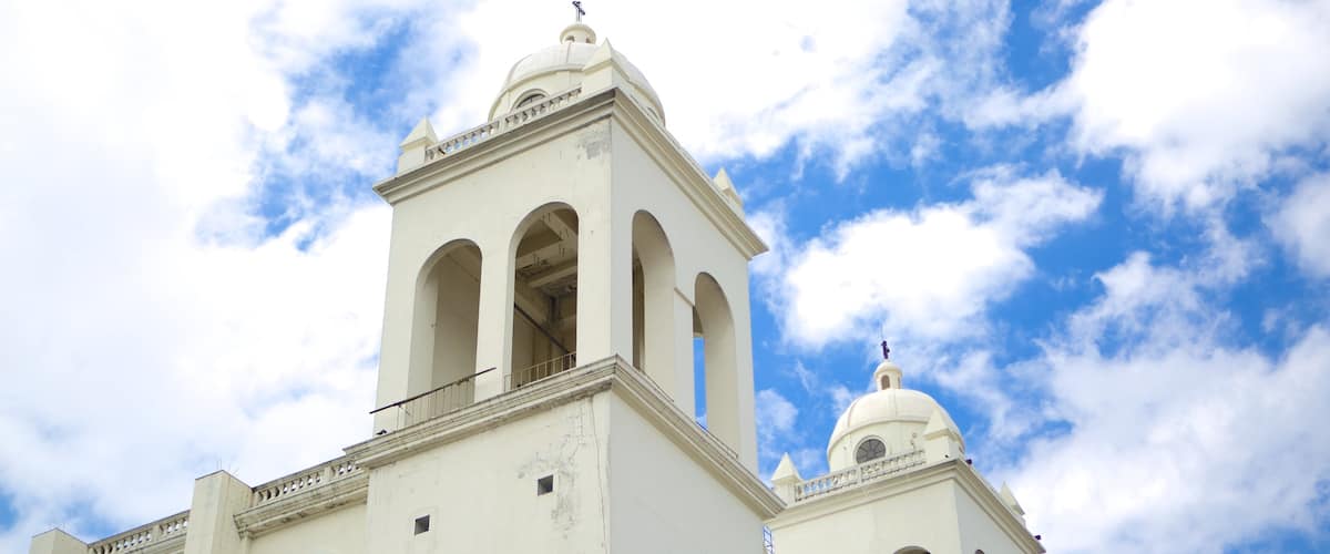 San Salvador que incluye una iglesia o catedral y aspectos religiosos