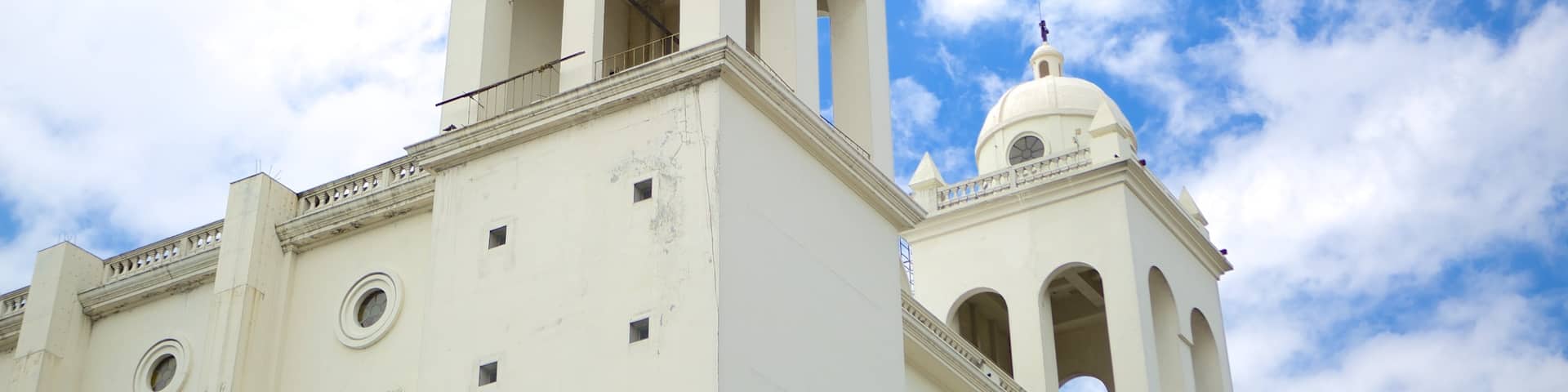 San Salvador showing religious aspects and a church or cathedral