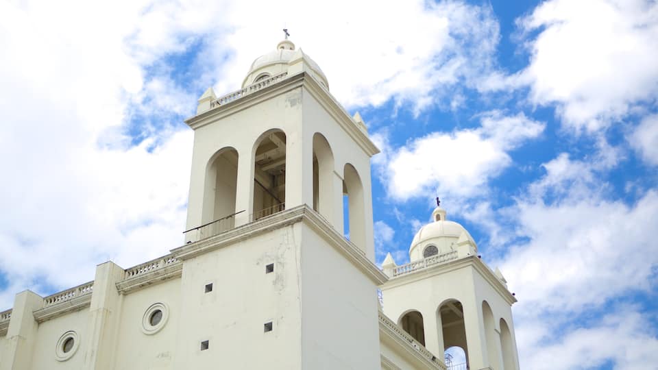 San Salvador mostrando una iglesia o catedral y elementos religiosos