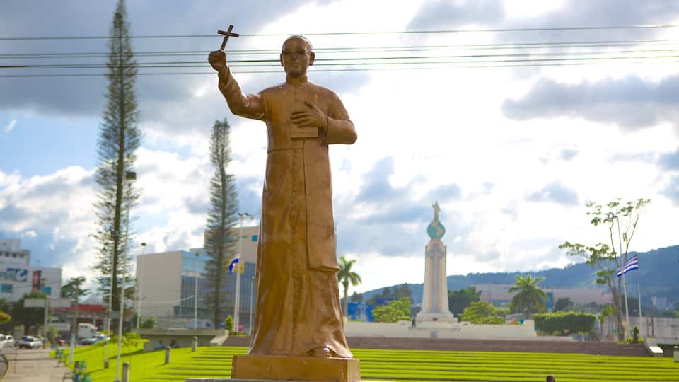 Monumento al Salvador del Mundo mostrando vista a la ciudad, un monumento y una estatua o escultura