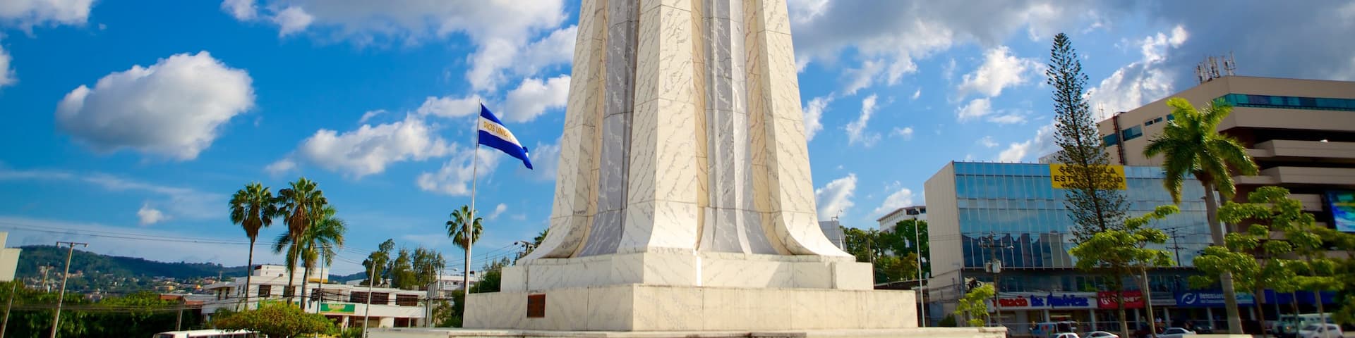 Monumento al Salvador del Mundo que incluye un parque o plaza, arquitectura moderna y un monumento