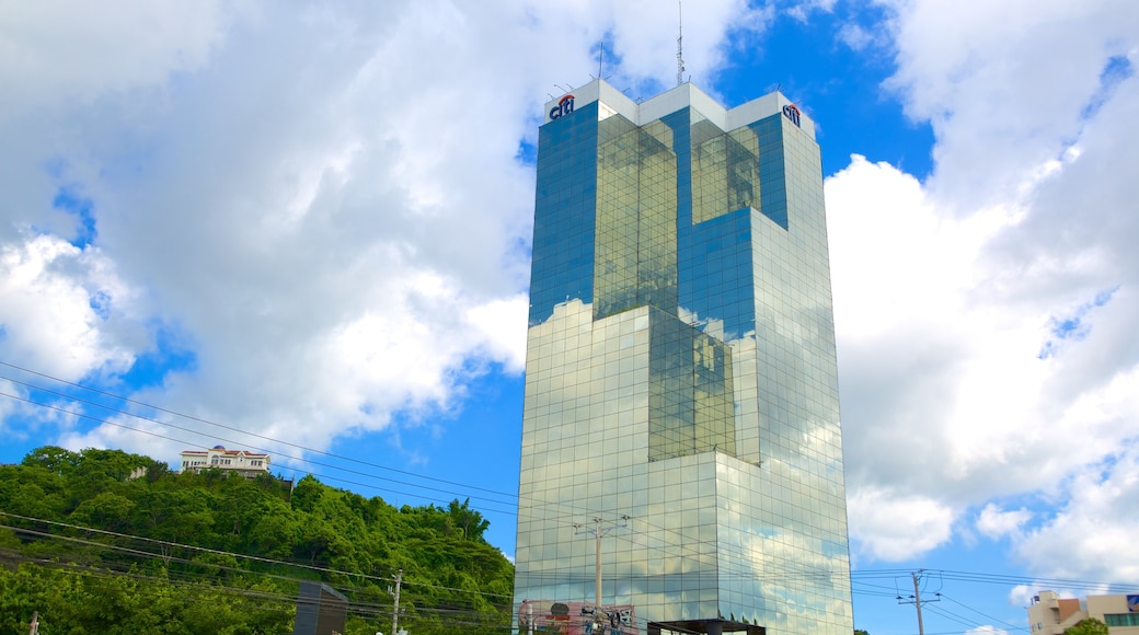 Torre Cuscatlán ofreciendo un rascacielos y arquitectura moderna