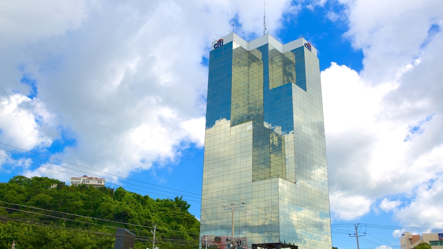 Torre Cuscatlan showing modern architecture and a high rise building