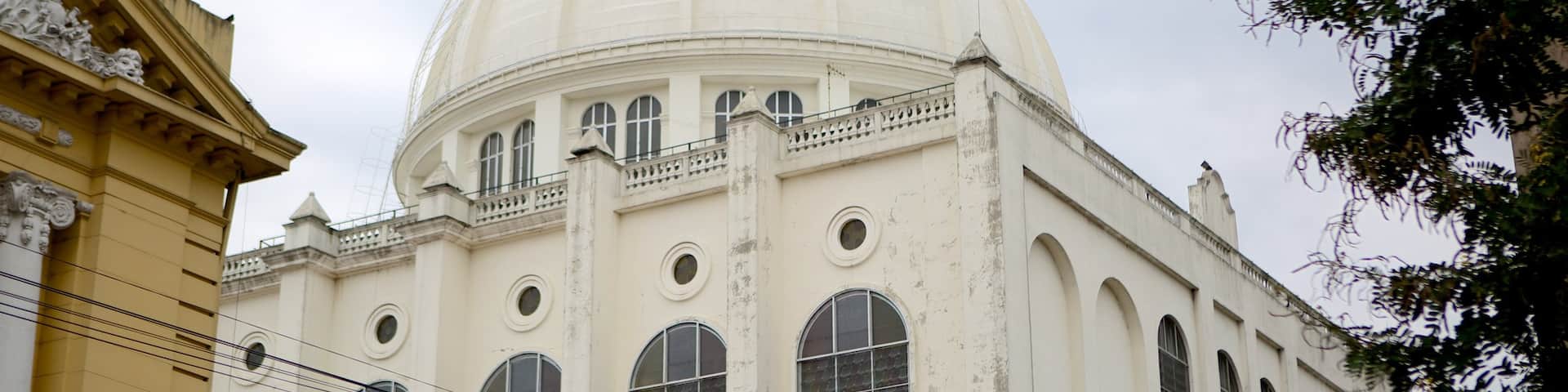 Catedral Metropolitano which includes a church or cathedral