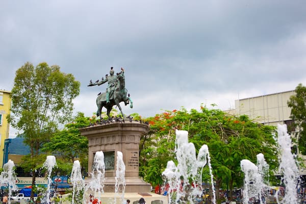 Plaza Geraldo Barrios som inkluderar en fontÀn, en staty eller skulptur och ett torg