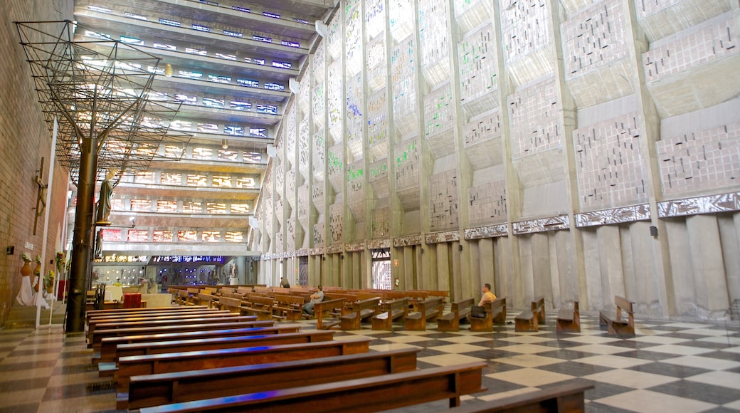 San Salvador que incluye vistas interiores, una iglesia o catedral y aspectos religiosos