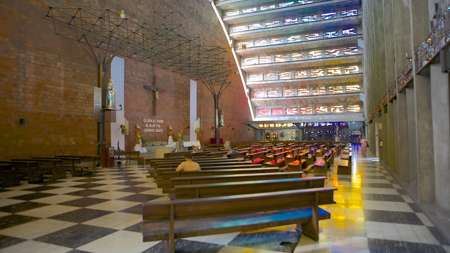 El Salvador caracterizando uma igreja ou catedral, elementos religiosos e vistas internas