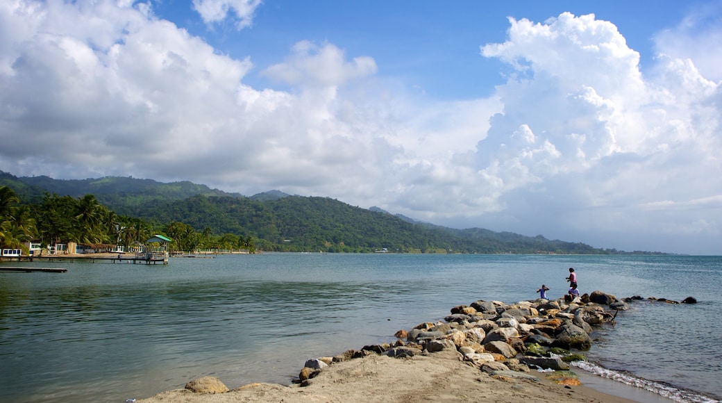 Omoa showing rocky coastline