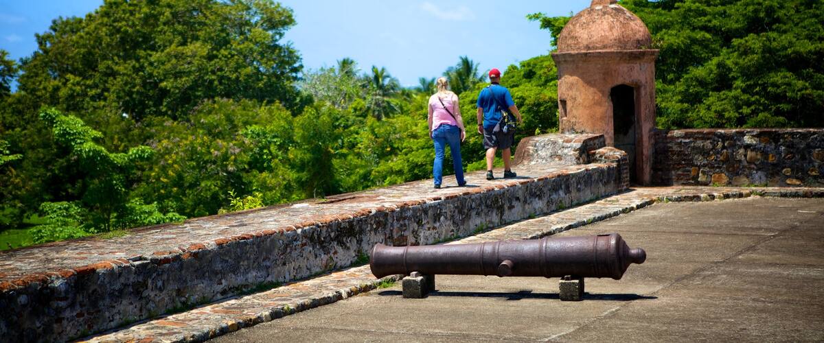 Fortaleza de San Fernando ofreciendo elementos del patrimonio y artículos militares y también una pareja