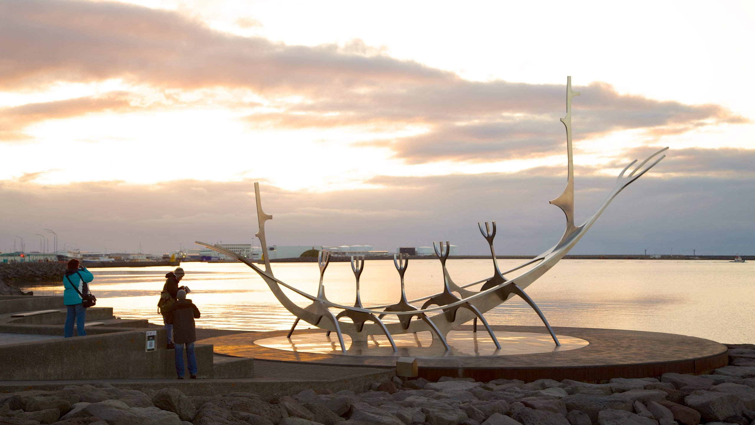 Haven van Reykjavik toont een zonsondergang, kunst in de open lucht en algemene kustgezichten