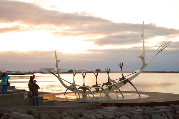 Port de Reykjavik mettant en vedette vues littorales, art en plein air et coucher de soleil