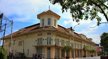 Bandung welches beinhaltet Straßenszenen