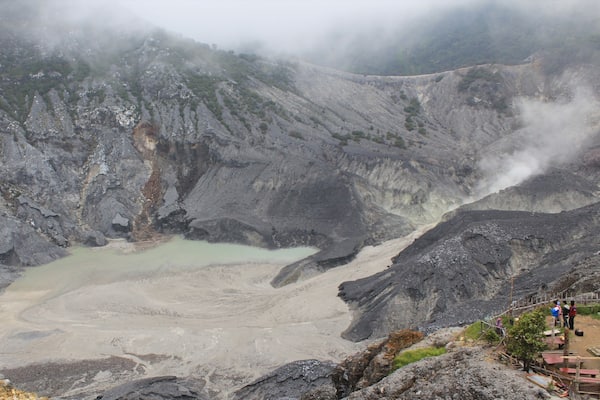 Bandung qui includes brume ou brouillard, montagnes et panoramas