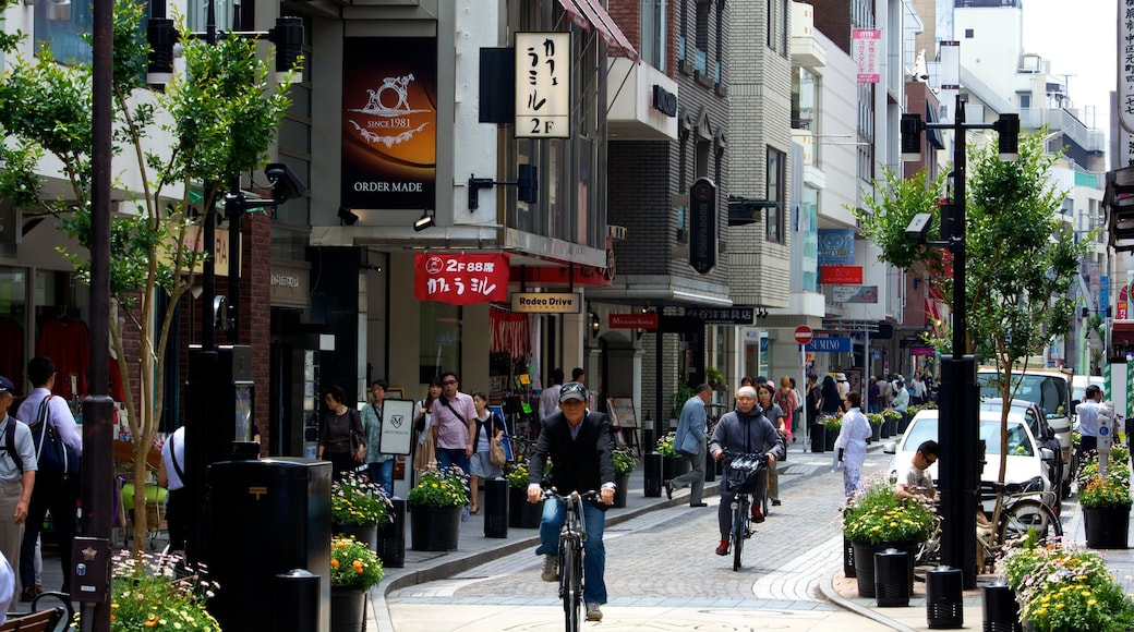 Yokohama che include strade, città e bicicletta