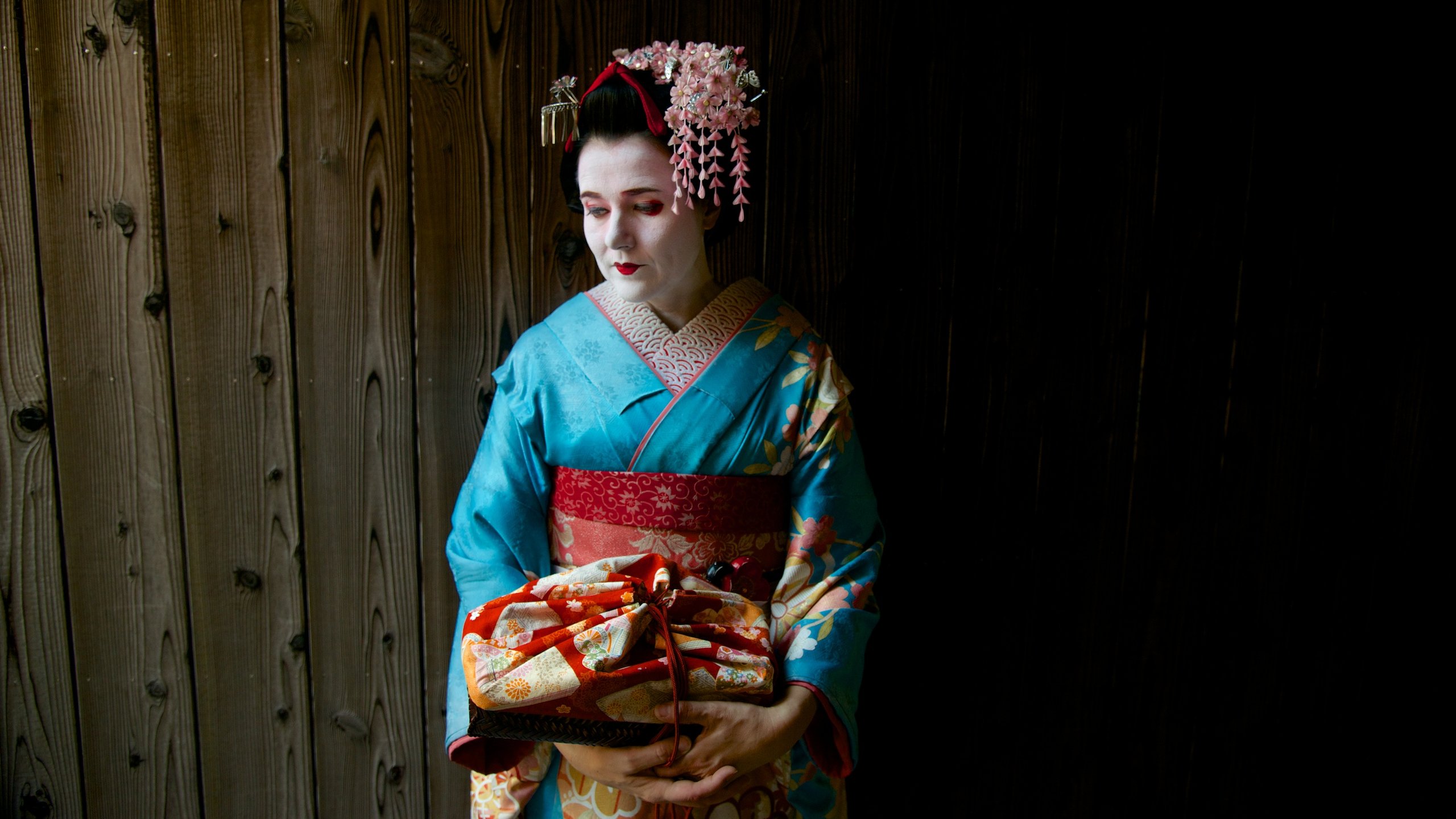 Japón ofreciendo moda y vistas interiores y también una mujer