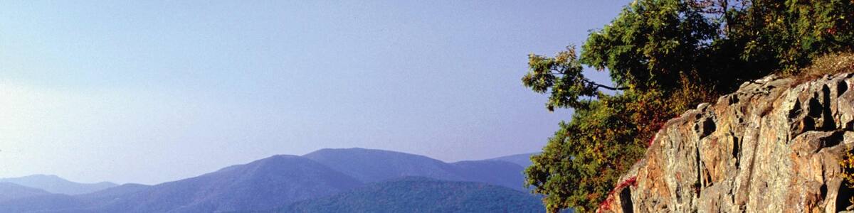 Luray mit einem Farmland und Berge