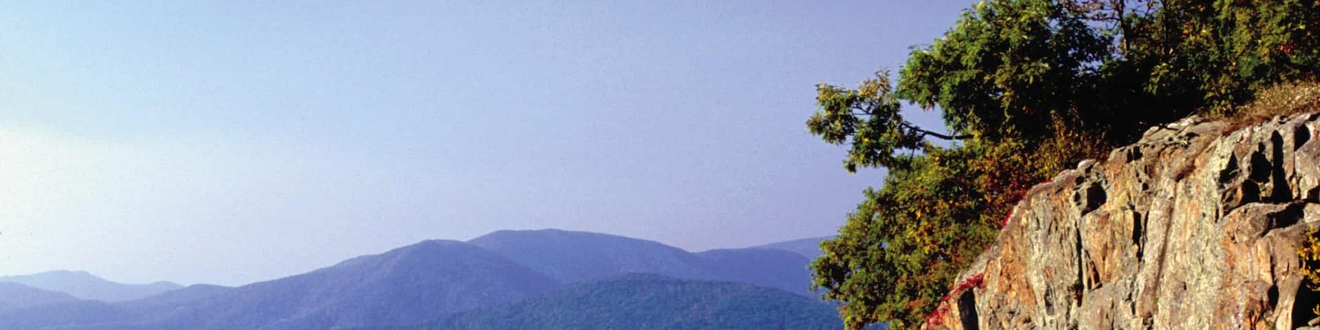 Luray mit einem Farmland und Berge