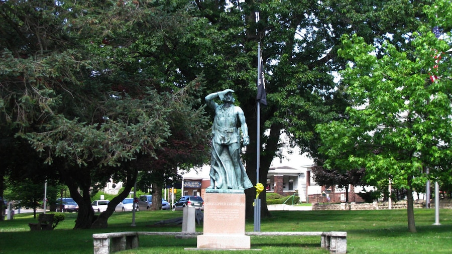 Hazleton que incluye una estatua o escultura y un parque