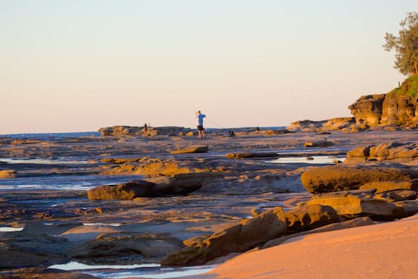 Shelly Beach das einen allgemeine Küstenansicht und Felsküste