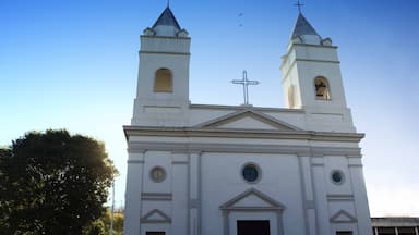 Chaco som inkluderar religiösa element och en kyrka eller katedral