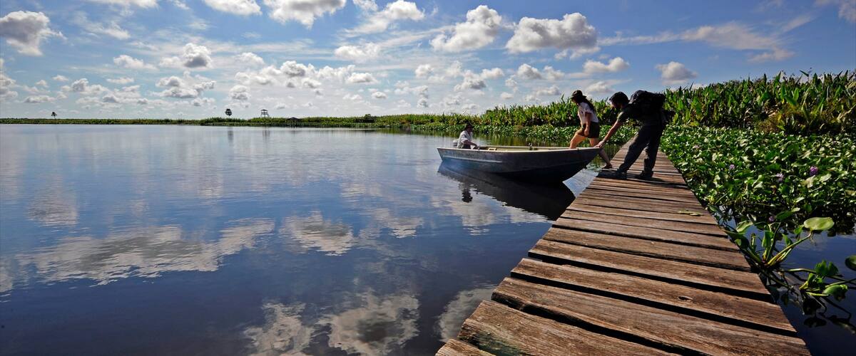 Formosa mostrando un río o arroyo y paseos en lancha y también un pequeño grupo de personas
