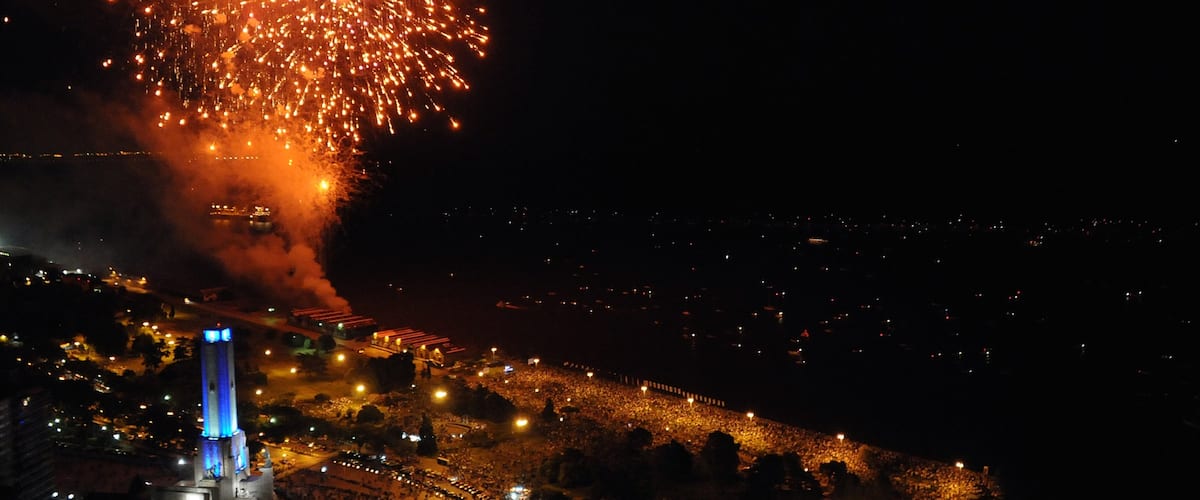 Santa Fe mostrando escenas nocturnas, un festival y una ciudad