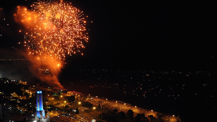 Santa Fe mostrando escenas nocturnas, un festival y una ciudad