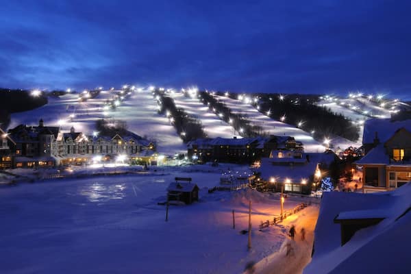 Station de ski de Blue Mountain qui includes neige, hôtel ou complexe de luxe et scènes de nuit