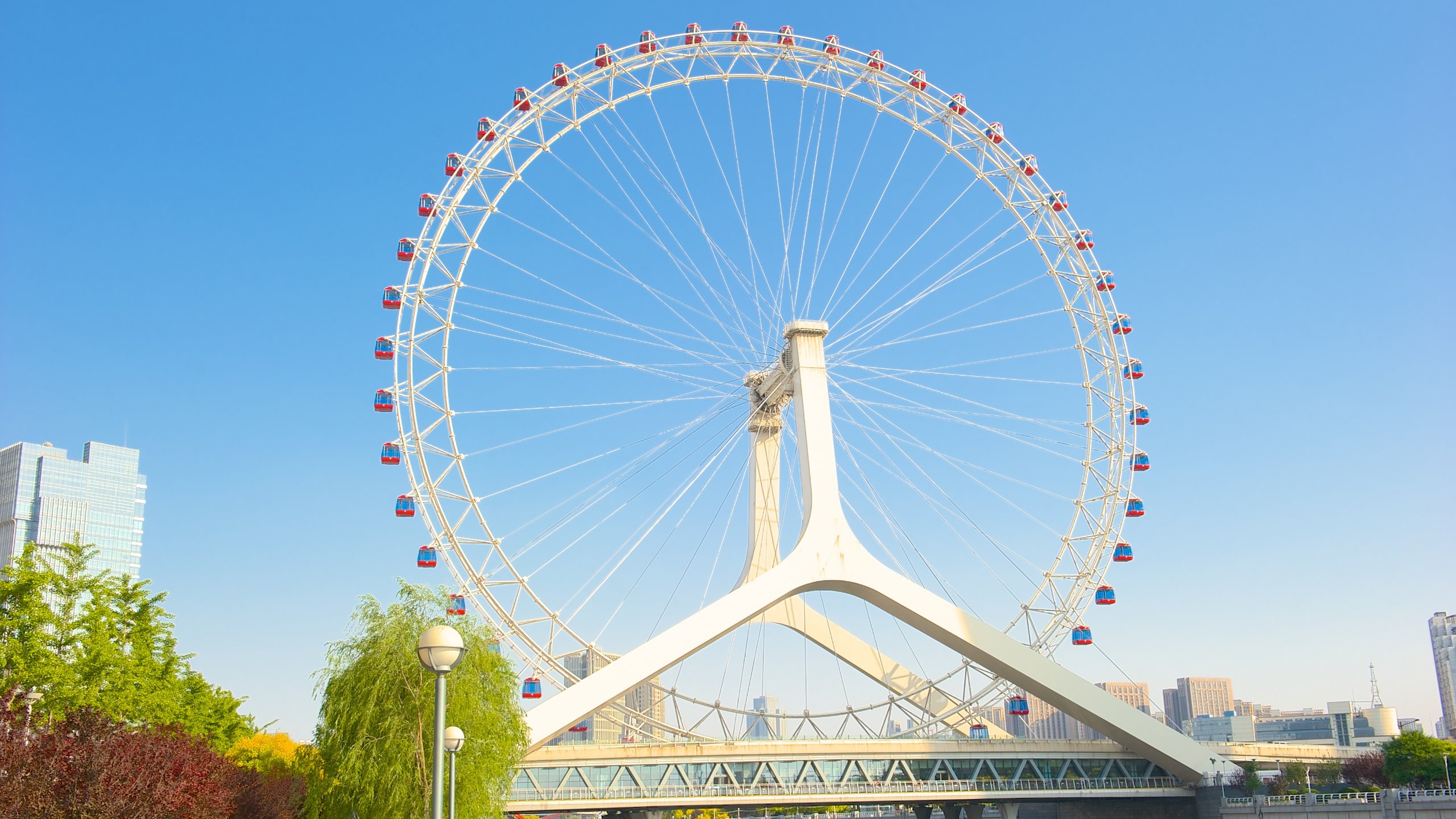 Tianjin Eye showing rides and modern architecture