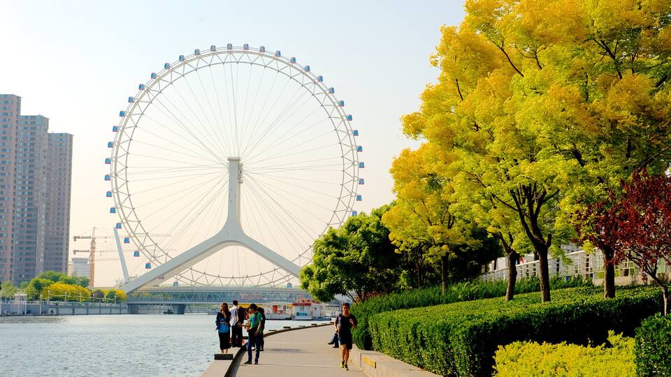 Tianjin Eye som viser en flod eller et vandløb, forlystelser og en park