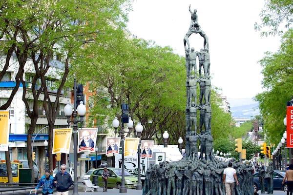 Tarragone montrant statue ou sculpture et scènes de rue