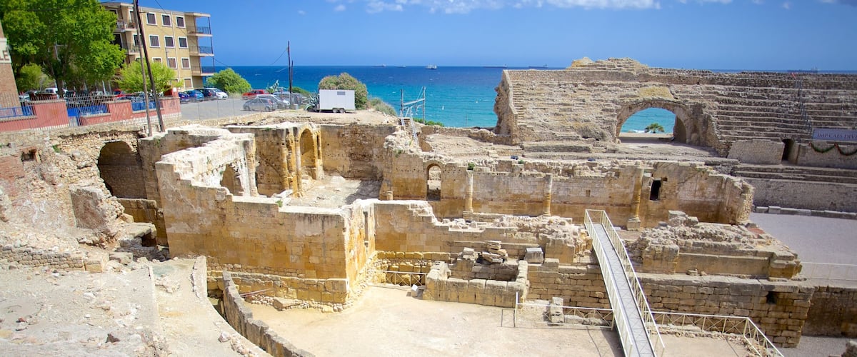 Tarragona Amphitheatre featuring heritage elements and building ruins