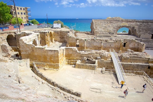 Amphithéâtre de Tarragone mettant en vedette patrimoine historique et bâtiments en ruines