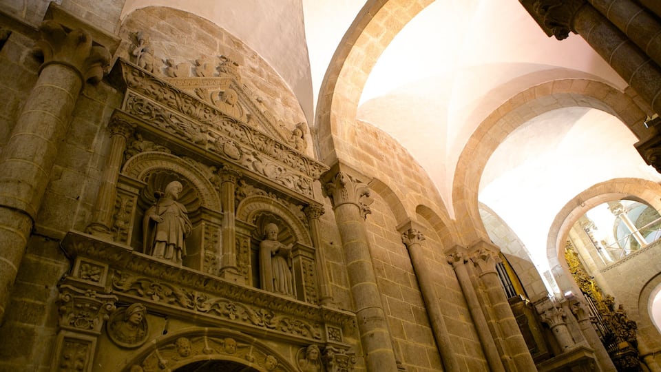 Santiago de Compostela Cathedral showing religious elements, a church or cathedral and interior views