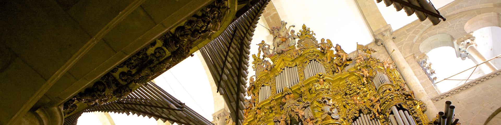 Santiago de Compostela Cathedral which includes a church or cathedral, heritage elements and religious elements