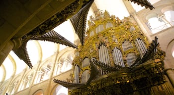 Catedral de Santiago de Compostela que incluye una iglesia o catedral, elementos religiosos y vistas de interior