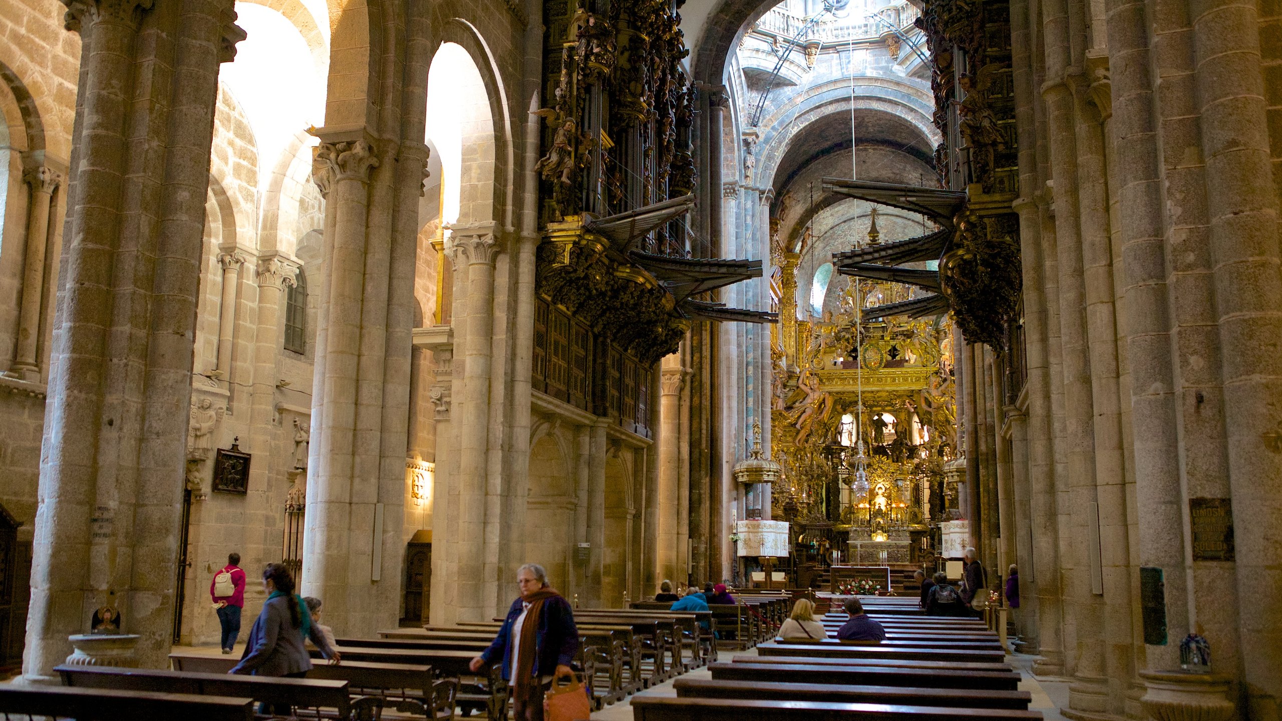 Santiago de Compostela Katedral og byder på en kirke eller en katedral, interiør og religiøse aspekter