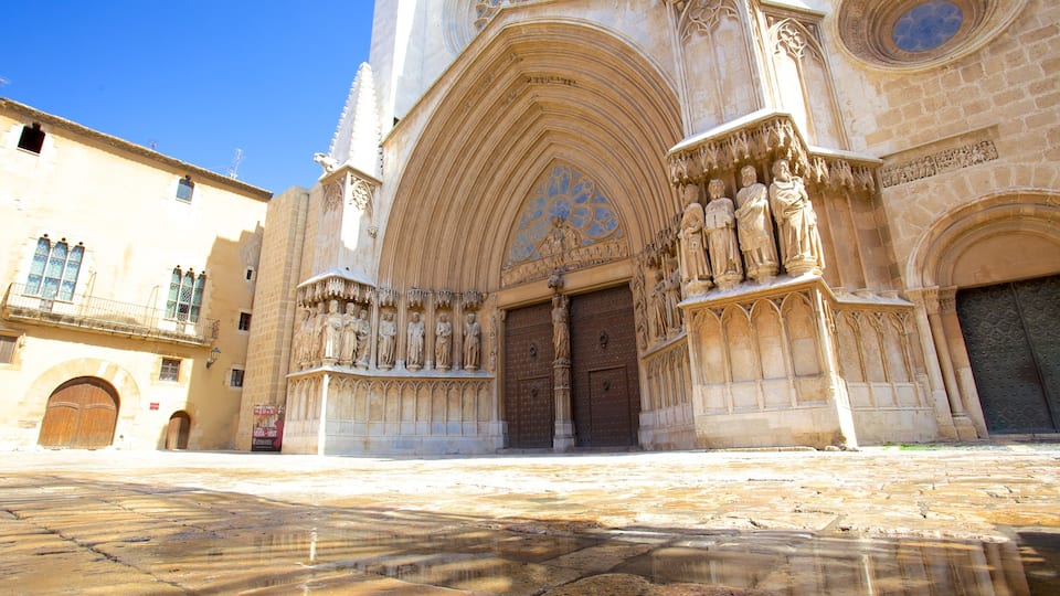 Tarragona Cathedral featuring a church or cathedral and heritage elements