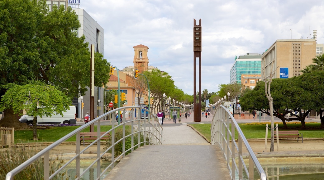 Plaza Imperial Tarraco welches beinhaltet Brücke und Straßenszenen